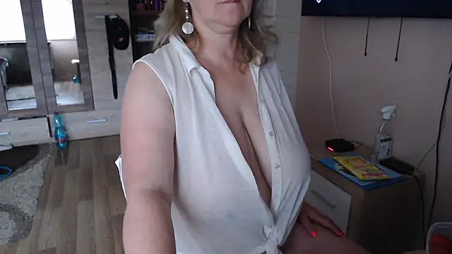 Snapshot of Elza01 chatting on 06-14-26, 05:14 Elza01 online show from 06-14-26, 05:14