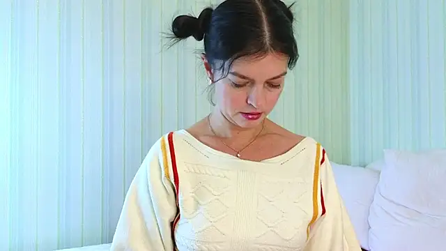Snapshot of _Lily_ chatting on 12-13-24, 12:17  Lily  online show from 12-13-24, 12:17