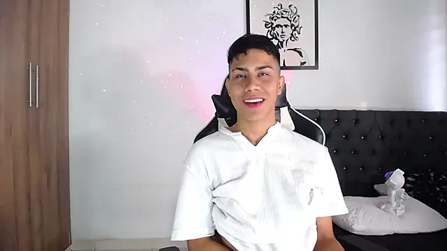 Snapshot of AlanNaughty chatting on 11-06-25, 09:52 AlanNaughty online show from 11-06-25, 09:52