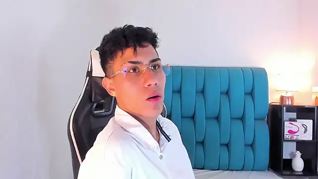 Snapshot of AlanNaughty chatting on 02-14-25, 06:56 AlanNaughty online show from 02-14-25, 06:56