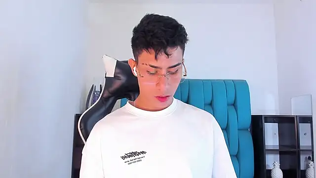 Snapshot of AlanNaughty chatting on 02-18-25, 10:47 AlanNaughty online show from 02-18-25, 10:47