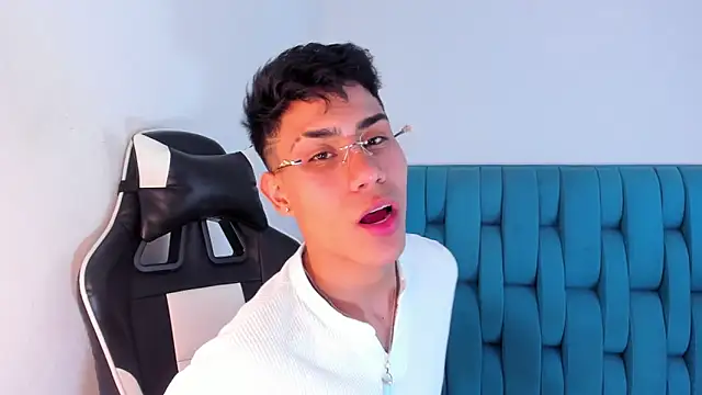 Snapshot of AlanNaughty chatting on 02-10-25, 08:42 AlanNaughty online show from 02-10-25, 08:42