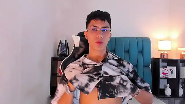 Snapshot of AlanNaughty chatting on 02-13-25, 04:32 AlanNaughty online show from 02-13-25, 04:32