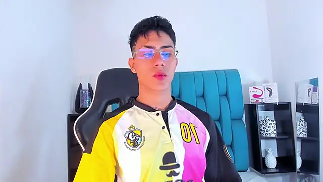 Snapshot of AlanNaughty chatting on 01-29-25, 08:46 AlanNaughty online show from 01-29-25, 08:46