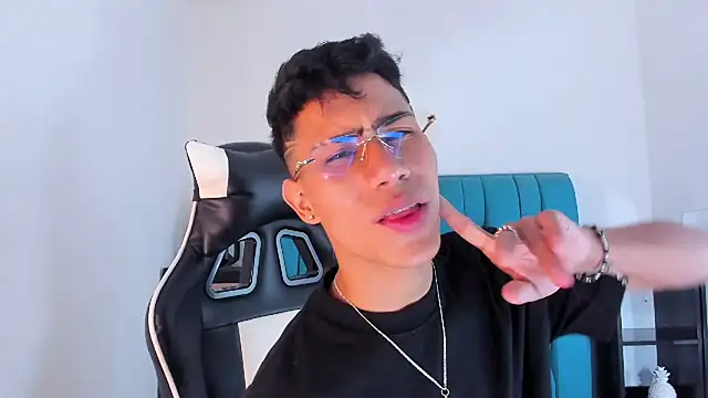 Snapshot of AlanNaughty chatting on 02-06-25, 08:56 AlanNaughty online show from 02-06-25, 08:56