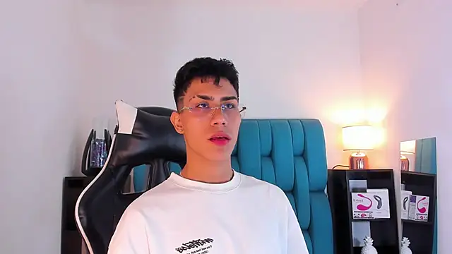 Snapshot of AlanNaughty chatting on 02-01-25, 05:18 AlanNaughty online show from 02-01-25, 05:18