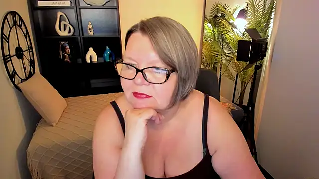 Shannonshine online show from 06-18-26, 01:38
