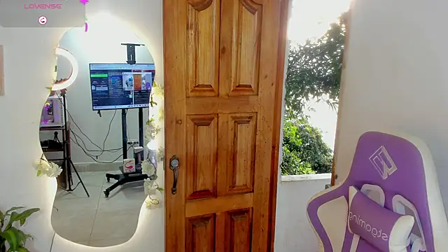 sofia gold  online show from 10-15-25, 06:49
