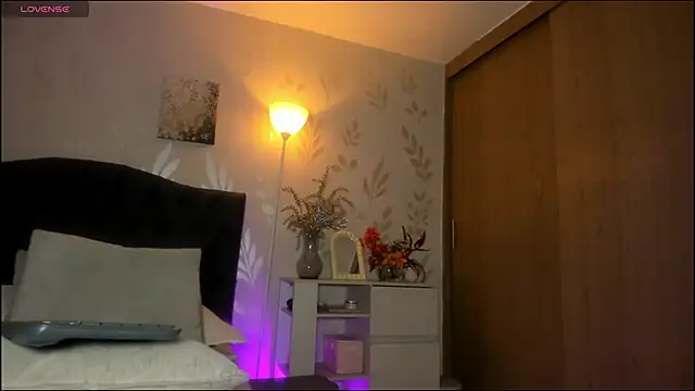 alejandrarosse   online show from 04-28-26, 08:46