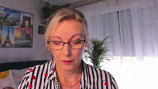 vanessa chat online show from 10-15-25, 01:19