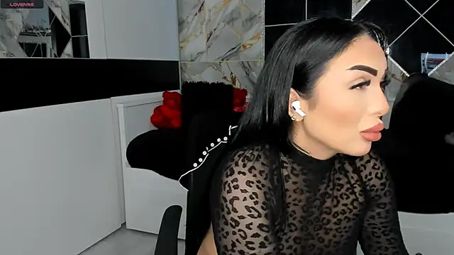 Snapshot of mistress_meryem chatting on 03-11-25, 03:04 mistress meryem online show from 03-11-25, 03:04
