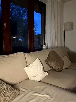 EllaMae online show from 11-04-25, 04:11