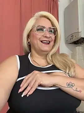 Snapshot of x_elena_x chatting on 03-03-26, 10:00 x elena x online show from 03-03-26, 10:00