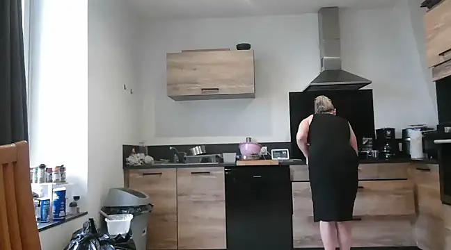 Snapshot of lilie69 chatting on 02-12-25, 11:07 lilie69 online show from 02-12-25, 11:07