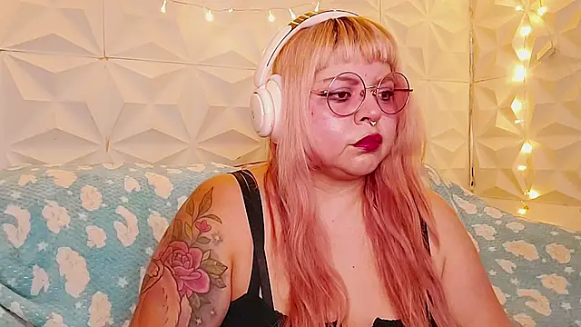 Snapshot of Satyn_doll chatting on 05-20-26, 10:18 Satyn doll online show from 05-20-26, 10:18