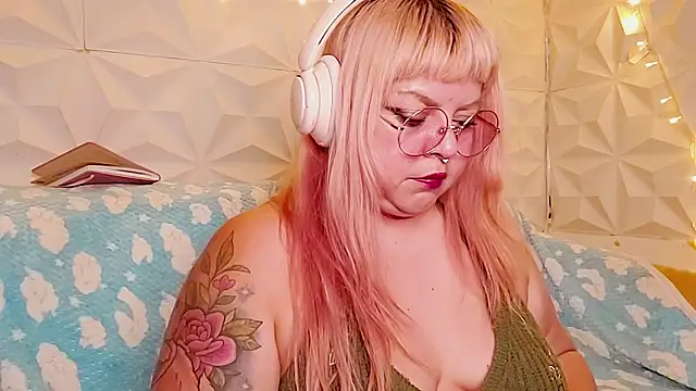 Snapshot of Satyn_doll chatting on 05-22-26, 02:20 Satyn doll online show from 05-22-26, 02:20