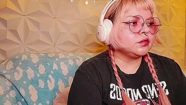 Snapshot of Satyn_doll chatting on 05-20-26, 01:13 Satyn doll online show from 05-20-26, 01:13