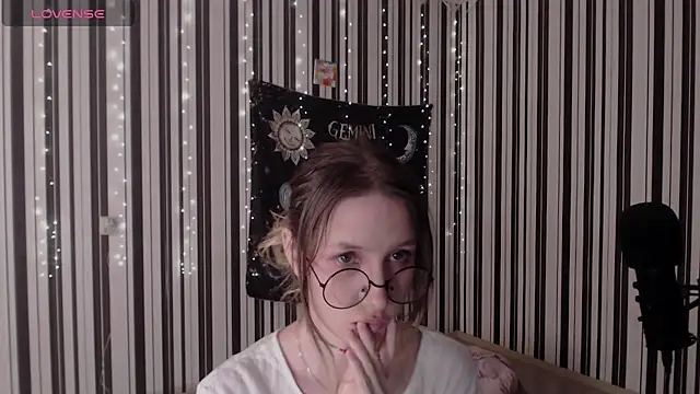 Snapshot of _Hanna_Moon_ chatting on 10-12-25, 01:12  Hanna Moon  online show from 10-12-25, 01:12
