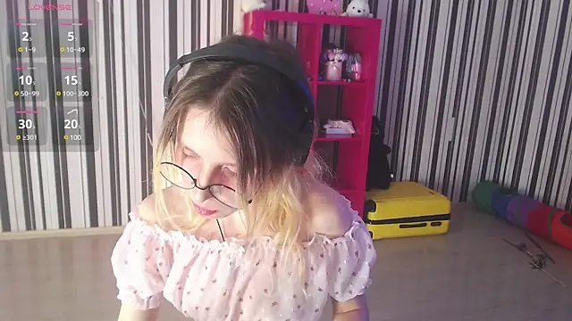 Snapshot of _Hanna_Moon_ chatting on 12-18-24, 07:26  Hanna Moon  online show from 12-18-24, 07:26