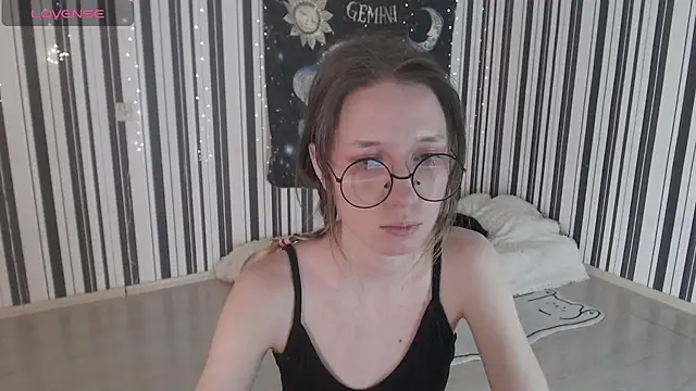 Snapshot of _Hanna_Moon_ chatting on 10-22-25, 10:15  Hanna Moon  online show from 10-22-25, 10:15