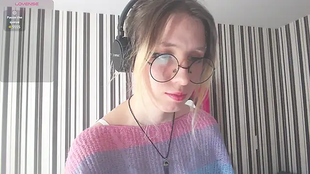 Snapshot of _Hanna_Moon_ chatting on 12-19-24, 08:23  Hanna Moon  online show from 12-19-24, 08:23