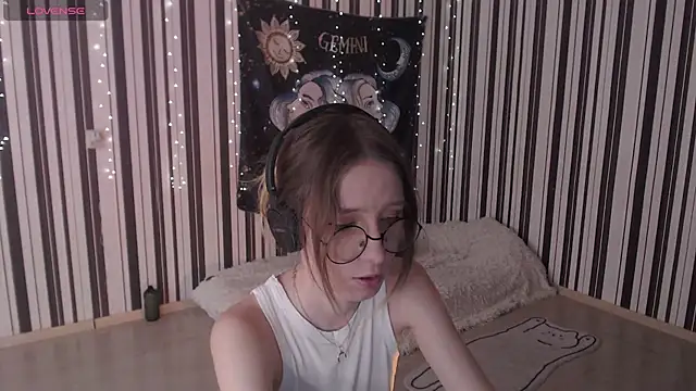 Snapshot of _Hanna_Moon_ chatting on 09-19-25, 09:13  Hanna Moon  online show from 09-19-25, 09:13