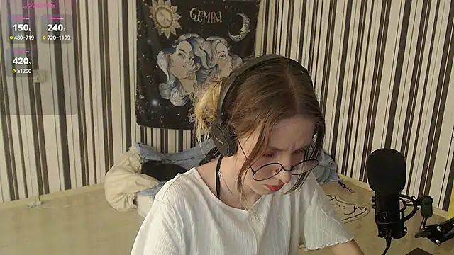 Snapshot of _Hanna_Moon_ chatting on 10-03-25, 10:28  Hanna Moon  online show from 10-03-25, 10:28