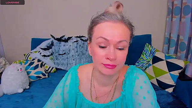 Snapshot of EllenMoore chatting on 10-29-25, 03:05 EllenMoore online show from 10-29-25, 03:05