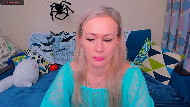 Snapshot of EllenMoore chatting on 10-31-25, 03:58 EllenMoore online show from 10-31-25, 03:58