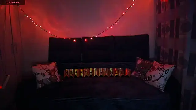 Snapshot of EllenMoore chatting on 12-15-25, 03:12 EllenMoore online show from 12-15-25, 03:12