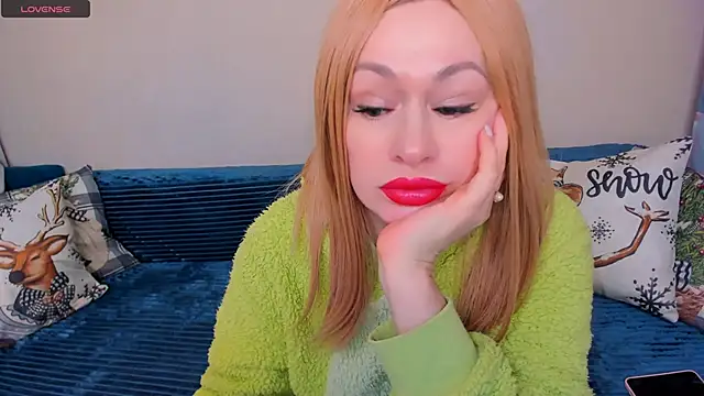 Snapshot of EllenMoore chatting on 12-16-25, 03:11 EllenMoore online show from 12-16-25, 03:11