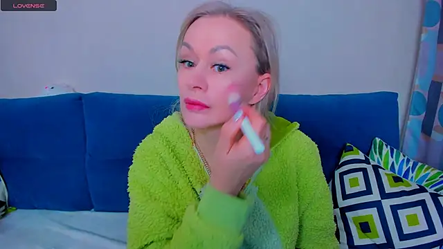 Snapshot of EllenMoore chatting on 09-26-25, 03:13 EllenMoore online show from 09-26-25, 03:13