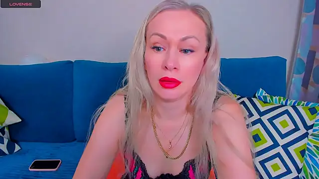Snapshot of EllenMoore chatting on 09-10-25, 03:05 EllenMoore online show from 09-10-25, 03:05