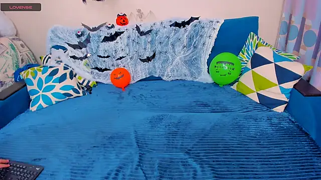 Snapshot of EllenMoore chatting on 11-01-25, 03:02 EllenMoore online show from 11-01-25, 03:02