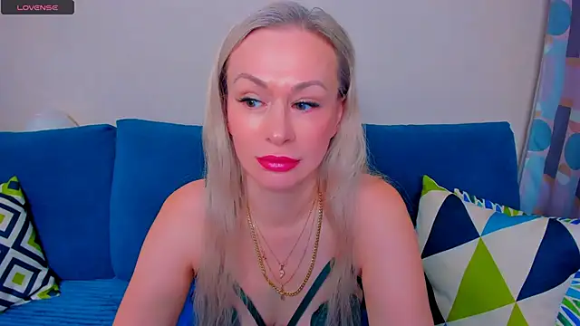 Snapshot of EllenMoore chatting on 09-19-25, 03:10 EllenMoore online show from 09-19-25, 03:10