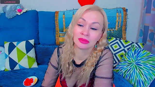 Snapshot of EllenMoore chatting on 12-17-24, 05:40 EllenMoore online show from 12-17-24, 05:40