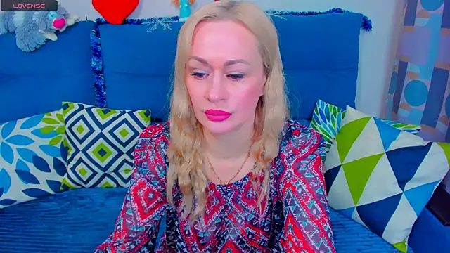 Snapshot of EllenMoore chatting on 12-25-24, 03:50 EllenMoore online show from 12-25-24, 03:50