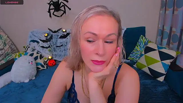 Snapshot of EllenMoore chatting on 10-30-25, 03:05 EllenMoore online show from 10-30-25, 03:05