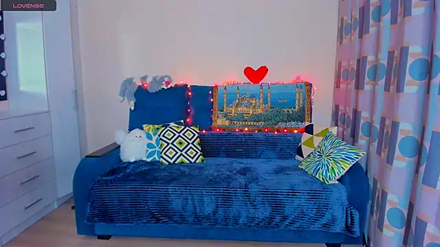 Snapshot of EllenMoore chatting on 12-15-24, 02:41 EllenMoore online show from 12-15-24, 02:41
