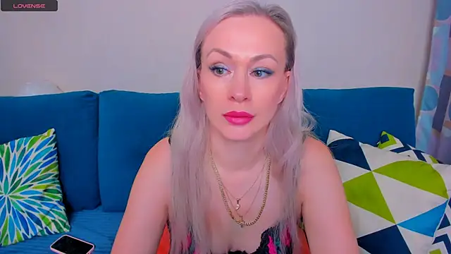 Snapshot of EllenMoore chatting on 09-14-25, 03:07 EllenMoore online show from 09-14-25, 03:07