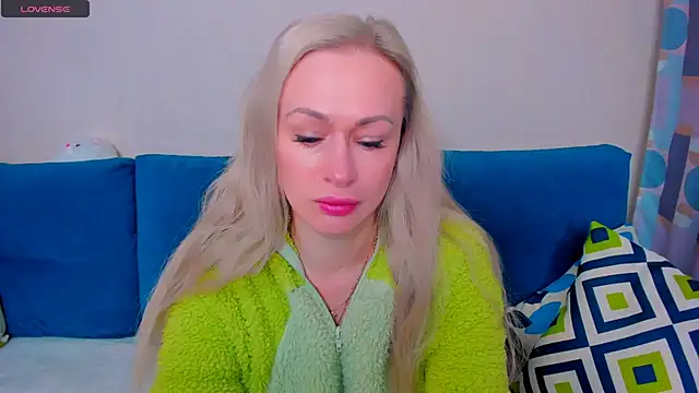 Snapshot of EllenMoore chatting on 09-30-25, 03:01 EllenMoore online show from 09-30-25, 03:01