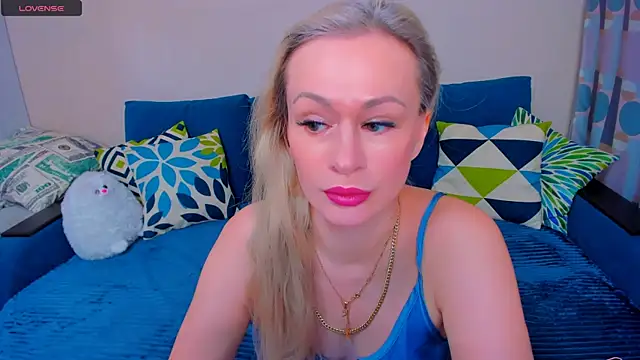 Snapshot of EllenMoore chatting on 11-11-25, 03:12 EllenMoore online show from 11-11-25, 03:12