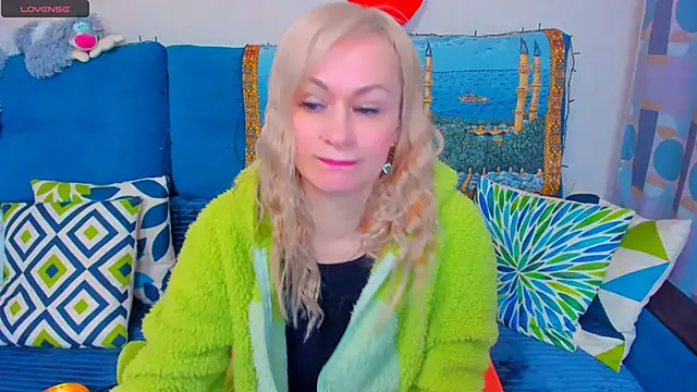 Snapshot of EllenMoore chatting on 12-17-24, 02:33 EllenMoore online show from 12-17-24, 02:33