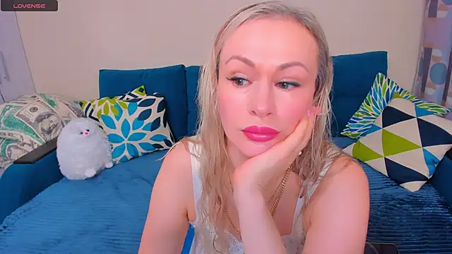 Snapshot of EllenMoore chatting on 11-14-25, 03:10 EllenMoore online show from 11-14-25, 03:10