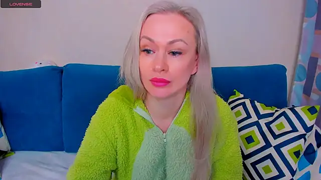 Snapshot of EllenMoore chatting on 09-28-25, 03:02 EllenMoore online show from 09-28-25, 03:02