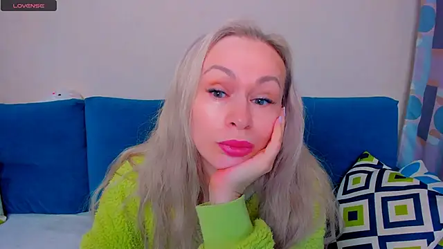 Snapshot of EllenMoore chatting on 10-01-25, 03:11 EllenMoore online show from 10-01-25, 03:11