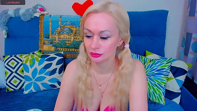 Snapshot of EllenMoore chatting on 01-16-25, 05:42 EllenMoore online show from 01-16-25, 05:42