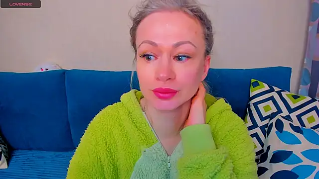 Snapshot of EllenMoore chatting on 10-13-25, 03:08 EllenMoore online show from 10-13-25, 03:08