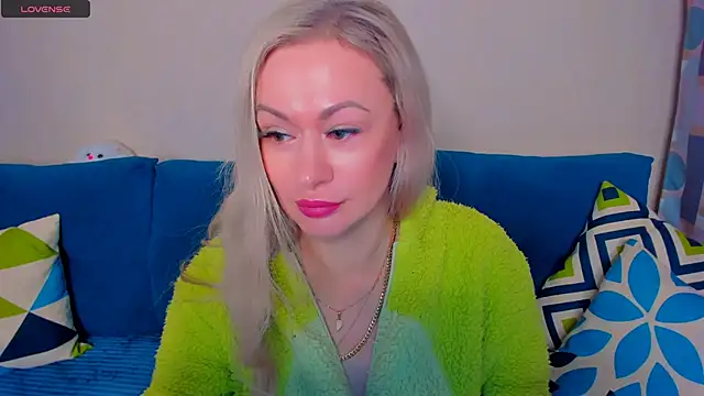 Snapshot of EllenMoore chatting on 10-15-25, 03:05 EllenMoore online show from 10-15-25, 03:05
