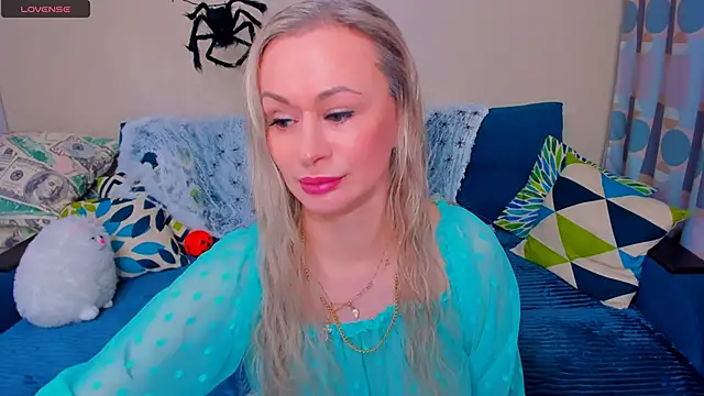 Snapshot of EllenMoore chatting on 11-02-25, 03:11 EllenMoore online show from 11-02-25, 03:11